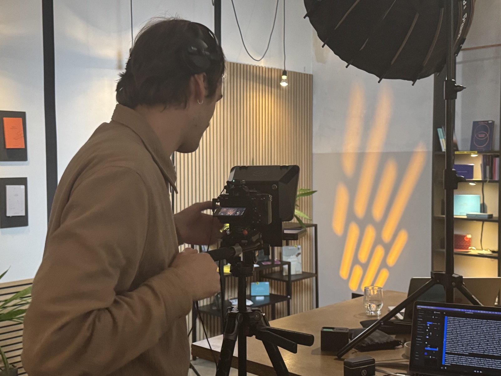 Blick hinter die Regie am Set