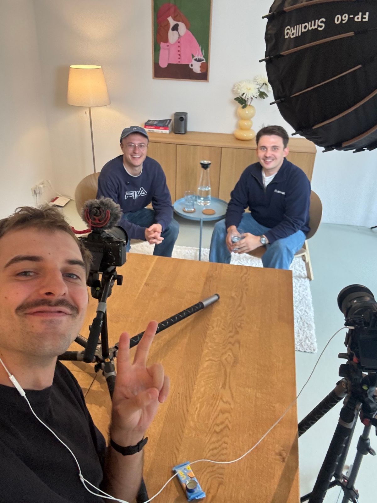 Drehtag bei acemate: Jonathan hinter der Kamera, Paul und sein Co-Founder vor der Kamera